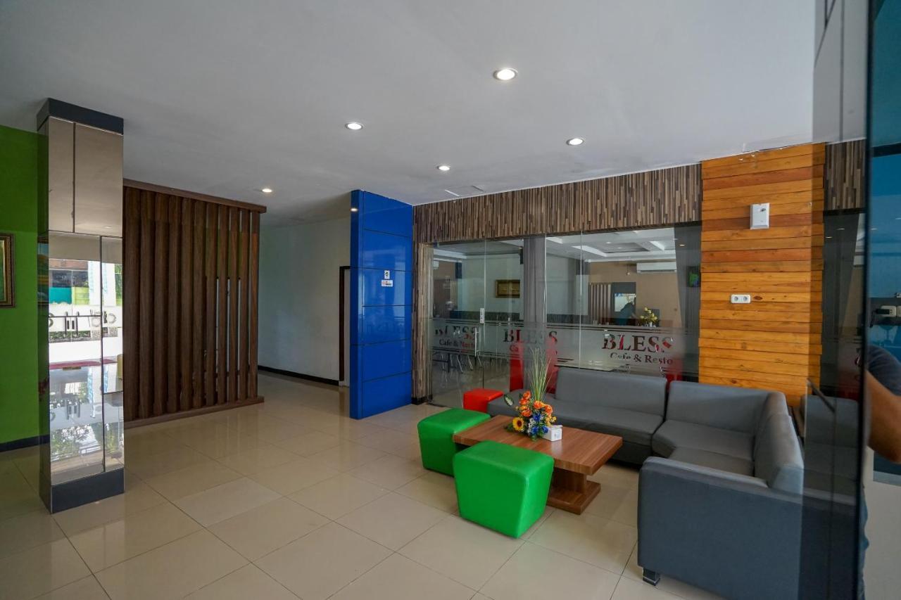 Oyo 575 Blessing Hotel Palembang Ngoại thất bức ảnh