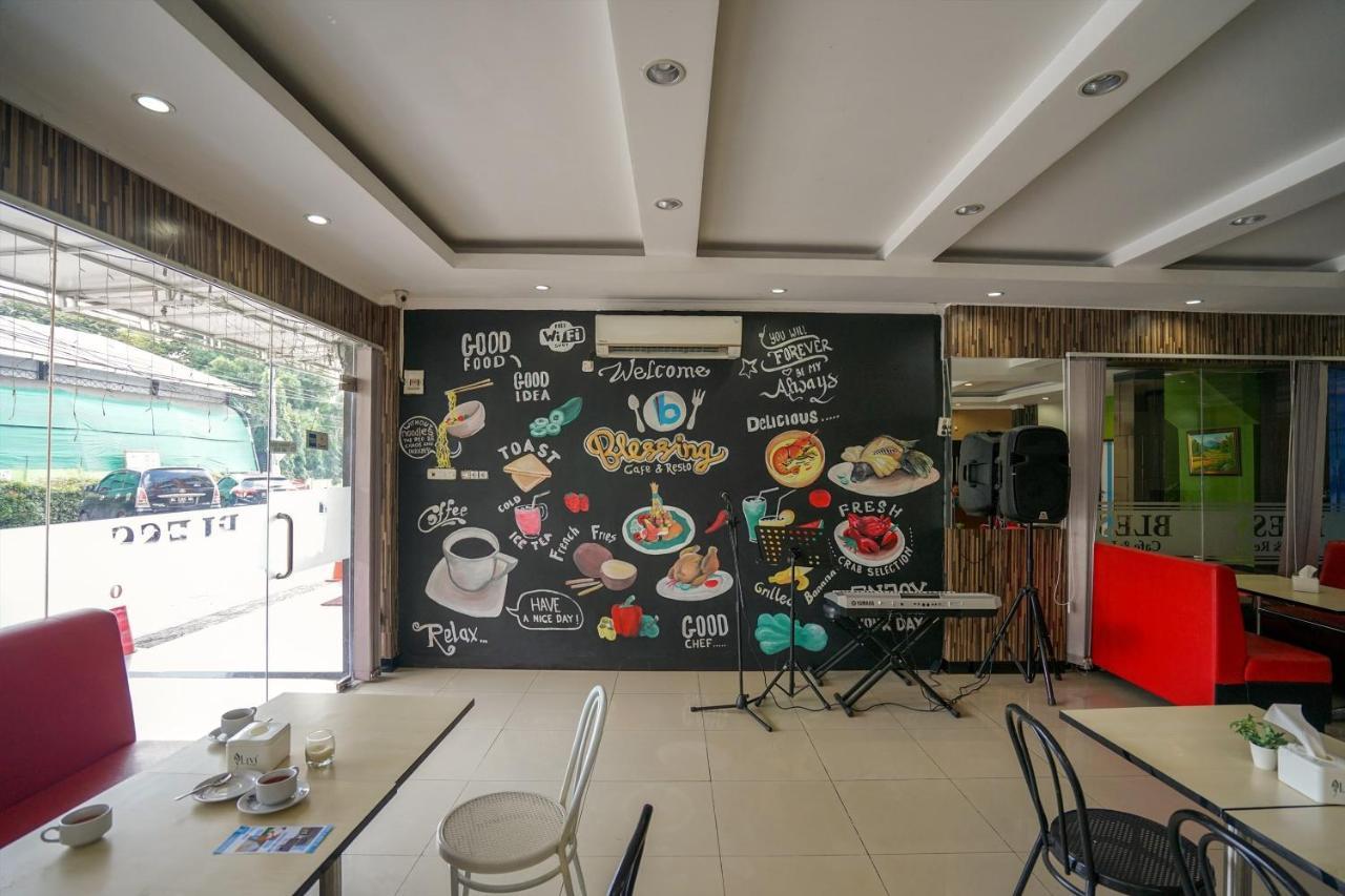 Oyo 575 Blessing Hotel Palembang Ngoại thất bức ảnh